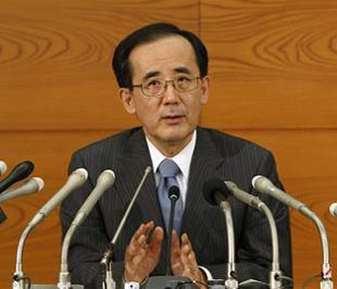 Thống đốc Ngân hàng Trung ương Nhật Masaaki Shirakawa trong buổi họp báo tại Tokyo ngày 31/10/2008 - Ảnh: Reuters.