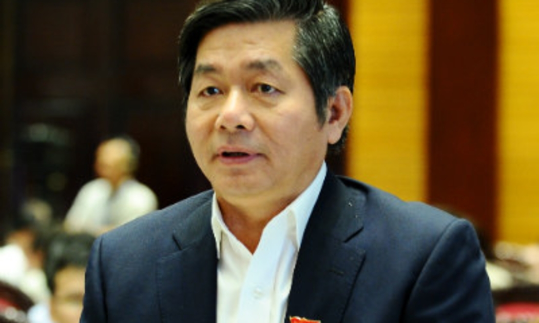 Bộ trưởng Bùi Quang Vinh được phân công thay mặt ba bộ trưởng trả lời câu hỏi của đại biểu Nguyễn Văn Phúc.<br>