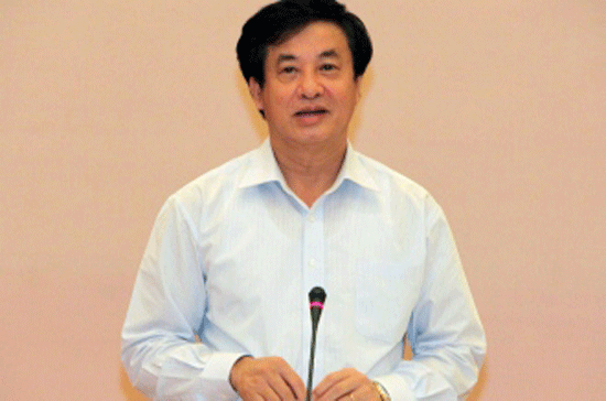 Bộ trưởng Hồ Nghĩa Dũng nói về dự án đường sắt cao tốc tại buổi họp báo.