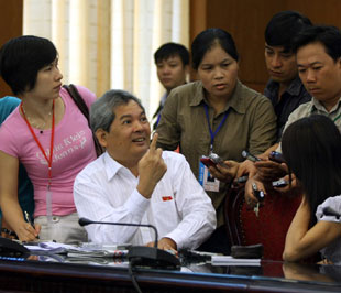 Bộ trưởng Phạm Khôi Nguyên trả lời phỏng vấn báo chí - Ảnh: LQP.