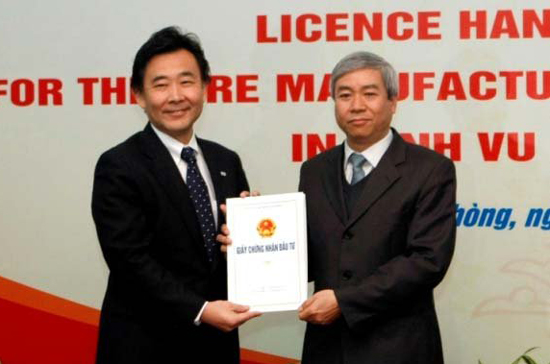 Lễ trao giấy phép dự án Bridgestone hồi đầu năm 2012