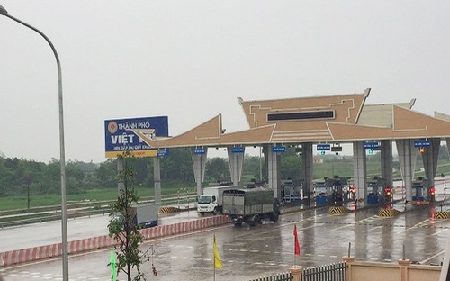 Trạm thu phí cầu Hạc Trì (Phú Thọ), trạm có 8 cửa thu phí nhưng chỉ 4 cửa hoạt động.