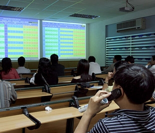 "Lúc này có thể đầu tư ngắn hạn trong thời gian từ 2 tuần - 1 tháng. Nhưng nhà đầu tư phải nghĩ đến phương án cắt lỗ khi giá cổ phiếu giảm từ 5 - 10%".