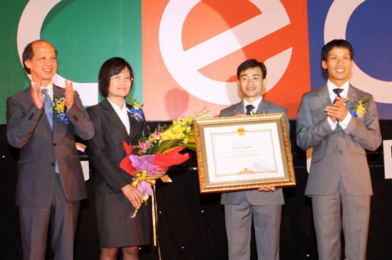 Lãnh đạo CEO Group nhận bằng khen của Thủ tướng Chính phủ.