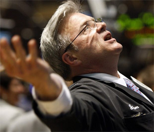 Như vậy, trong suốt 2 tuần qua, xu hướng đi ngang của thị trường thường được kết thúc bởi các phiên sụt giảm mạnh, thay vì tăng điểm mạnh - Ảnh: AP.