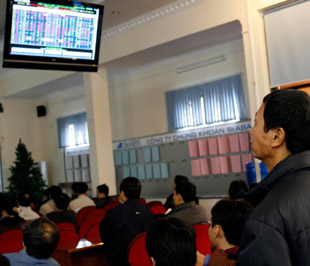 "Khả năng số cổ phiếu bị đưa vào diện kiểm soát tăng lên là rất cao do còn tới 45 doanh nghiệp niêm yết xin chậm nộp báo cáo tài chính năm" - Ảnh: Việt Tuấn.