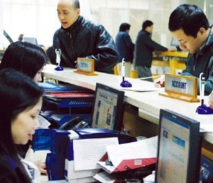 Một số công ty chứng khoán đã bắt đầu hoàn thuế thu nhập cá nhân cho nhà đầu tư, một số công ty chứng khoán khác đã sẵn sàng nhưng chưa thực hiện - Ảnh: Việt Tuấn.