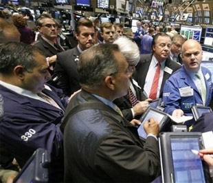 Trong tuần, chỉ số Dow Jones tăng 1,98%, chỉ số S&P 500 tiến thêm 2,2% và chỉ số Nasdaq lên 1,78 % - Ảnh: Reuters.