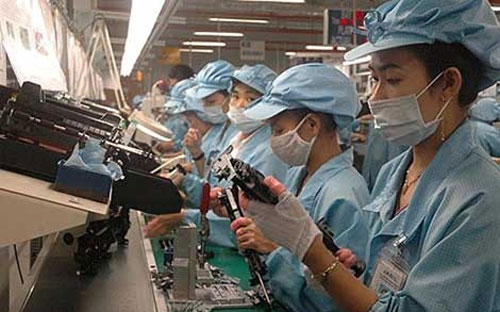  So với cùng kỳ năm trước, chỉ số sử dụng lao động tháng 4/2013 tăng 
0,1%, trong đó khu vực doanh nghiệp nhà nước tăng 0,4%; khu vực doanh 
nghiệp ngoài nhà nước giảm 3,8%; khu vực có vốn đầu tư nước ngoài tăng 
2,5%. 