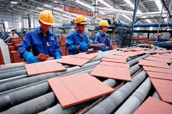 Nhiếu ý kiến cho rằng, tăng lương chắc chắn sẽ ảnh hưởng đến việc làm - Ảnh: TG.