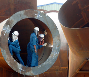 Hoạt động sản xuất kinh doanh trong nước gặp nhiều khó khăn đã góp phần khiến thu ngân sách bị sụt giảm - Ảnh: Việt Tuấn.