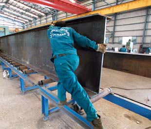 Giá trị sản xuất công nghiệp của khu vực doanh nghiệp ngoài Nhà nước 9 tháng đầu năm tăng trưởng 20,9%, khu vực doanh nghiệp có vốn đầu tư nước ngoài tăng 17,9% và khu vực doanh nghiệp Nhà nước tăng  có... 5,9%. - Ảnh: Việt Tuấn.