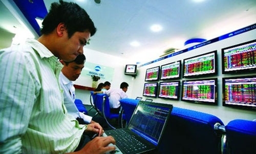 Trên thị trường chứng khoán, trong số 8 cổ phiếu thép tên tuổi hàng đầu 
một thời như DTL, HPG, HSG, NKG, POM, VIS, HMC và SMC thì chỉ còn duy 
nhất cổ phiếu HSG của Tôn Hoa Sen còn được giới đầu tư để mắt, cổ phiếu 
SMC giữ vững được tốc độ tăng trưởng, dù yếu hơn trước. 