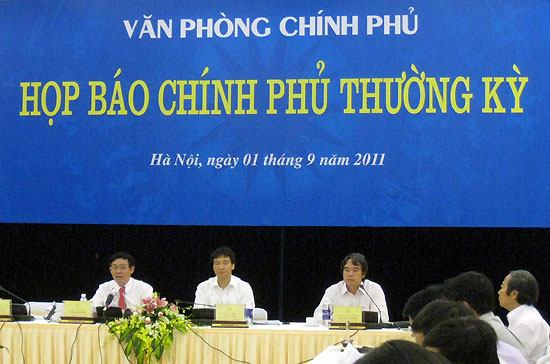 Bộ trưởng - Chủ nhiệm Văn phòng Chính phủ Vũ Đức Đam chủ trì buổi họp báo chiều 1/9 - Ảnh: Từ Nguyên.
