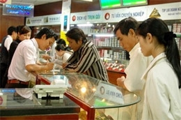 Trong tháng 5, sức mua bán tăng mạnh tại các siêu thị, trung tâm thương mại... do có nhiều hình thức khuyến mãi phong phú.