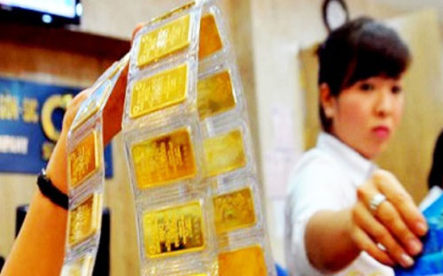 Bình ổn thị trường vàng đồng nghĩa giá vàng trong nước phải theo sát và liên thông với giá vàng thế giới. 