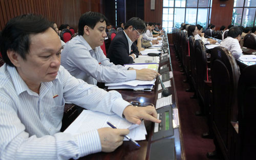 Nghị quyết về lấy phiếu, bỏ phiếu tín nhiệm đã được Quốc hội thông qua đầu phiên họp sáng 21/11 - Ảnh: CTV.