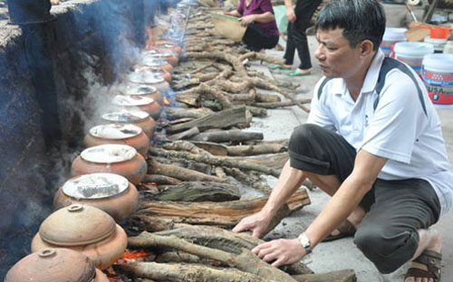 Cá trắm để kho chỉ lấy khúc giữa, bỏ đầu đuôi và được kho liên tục trong
 niêu đất từ 10-14 tiếng đồng hồ, cho đến khi còn khoảng 1 thìa nước. 
Ngay cả chiếc niêu kho cá cũng phải chuẩn bị từ trước và rất kỳ công - Ảnh: VnExpress. 