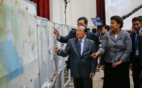 Quyền Chủ tịch Thư viện Liên hiệp quốc Mereani Keleti Vakasika (phải) và Phó thủ tướng - Bộ trưởng Ngoại giao và Hợp tác quốc tế Campuchia Hor Namhong (trái) tại buổi thẩm định bản đồ ở thủ đô Phnom Penh ngày 20/8 - Ảnh: Cambodia Daily.<br>