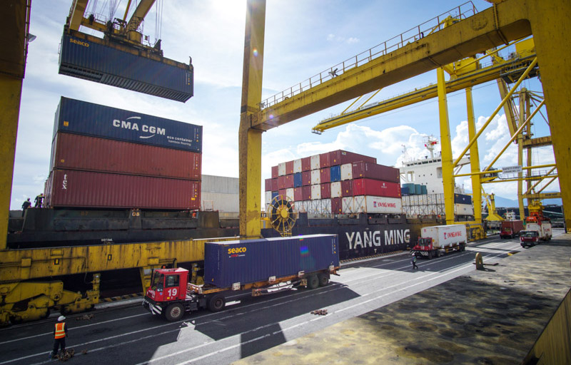 Miền Trung có đường bờ biển dài hơn 1.200 km, có 13 cảng biển, trong đó có 7 cảng biển loại 1.