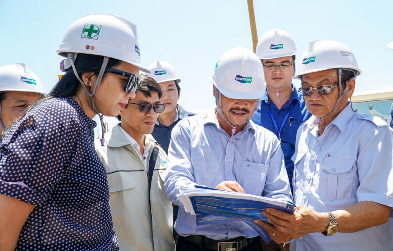 Ban tổ chức Diễn đàn kinh tế miền Trung khảo sát tại khu kinh tế Dung Quất (Quảng Ngãi) - Ảnh: Việt Tuấn.