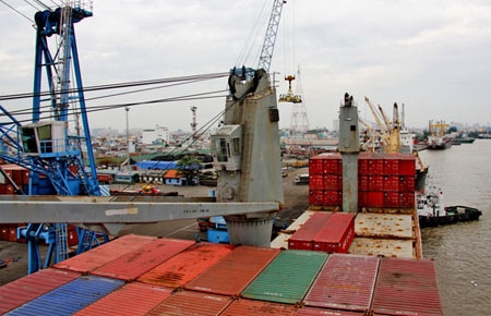 Năm 2011, Tổng cục Hải quan đã ban hành hai Kế hoạch số 46, 54 về việc tổng kiểm tra hàng tạm nhập-tái xuất tại hai cửa khẩu Tp.HCM và Hải Phòng, nơi chiếm tới 80% lượng hàng hóa tạm nhập-tái xuất.