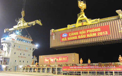 Lô hàng đầu tiên thông qua Cảng Hải 
Phòng năm 2013.<br>