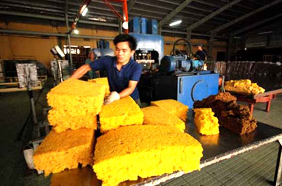 Nhu cầu tiêu thụ suy giảm trong bối cảnh kinh tế đi xuống đã khiến giá cao su toàn cầu giảm mạnh thời gian qua - Ảnh minh họa.