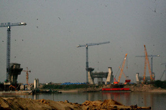 Công trường thi công cầu Nhật Tân
