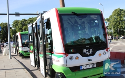 Chính quyền thủ đô Tallinn của Cộng hòa Estonia ở Bắc Âu mới đây đưa vào chạy 2 thử xe bus tự lái "Easy Smile". Đây là thành phố đầu tiên trên thế giới đưa xe bus không người lái lưu thông trực tiếp trên đường phố. "Easy Smile" có vận tốc tối đa 50 - 60km/h và có thể chở tối đa 8 người. Nguồn: Asia World News, Daily Mail.<br>