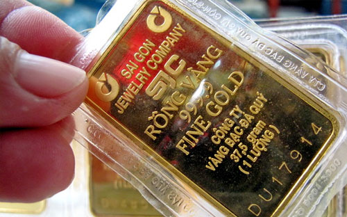 Với tiềm lực dự trữ lên tới trên 12 tuần nhập khẩu, trong khi mỗi tấn 
vàng chỉ khoảng 50 triệu USD, giả định, Ngân hàng Nhà nước đã bán ra 40 
tấn vàng thì cũng chỉ mới tiêu tốn khoảng 2 - 2,5 tỷ USD, một con số 
không tác động gì nhiều tới dự trữ ngoại hối cũng như cung cầu ngoại tệ 
trên thị trường.