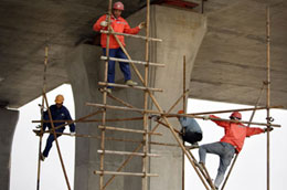 Công nhân Trung Quốc đang xây dựng tại một dự án.