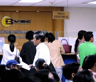 Công ty Chứng khoán Bảo Việt thông báo tạm dừng hoạt động tại đại lý nhận lệnh Trung Hoà Nhân Chính - Ảnh: Việt Tuấn.
