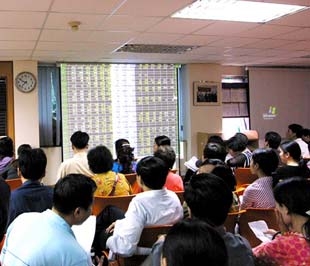 Không ít các doanh nghiệp cố tình “lờ” đi khoản trích lập dự phòng và lùi vào cuối năm nhằm “làm đẹp” lợi nhuận 6 tháng đầu năm với hy vọng chứng khoán tăng lại, sẽ giảm số tiền dự phòng- Ảnh: Việt Tuấn.