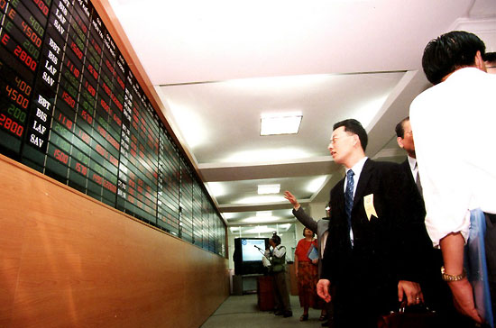 Theo ý kiến của nhiều đại biểu Quốc hội, việc nới quy định đầu tư, sở hữu và cho phép ngân hàng hàng nước ngoài cho vay đầu tư chứng khoán là nhằm tăng cường sự hỗ trợ giữa các ngân hàng, hỗ trợ sự phát triển của thị trường vốn - Ảnh: Việt Tuấn.