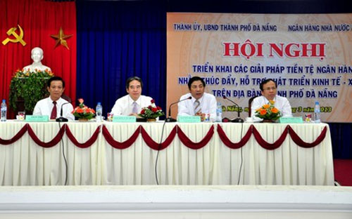Trên bàn chủ tọa hội nghị triển khai các giải pháp tiền tệ ngân hàng tại Đà Nẵng sáng 20/3, tân Trưởng ban Nội chính Trung ương Nguyễn Bá Thanh và Thống đốc Ngân hàng Nhà nước Nguyễn Văn Bình cùng chủ trì.<br>