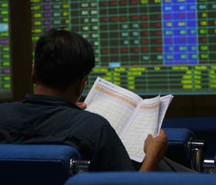 “Đánh thuế chứng khoán là đúng, vấn đề là cơ quan chức năng cần cân nhắc đến thời điểm áp dụng để tránh ảnh hưởng nặng nề đến tâm lý nhà đầu tư để hạn chế tình trạng nhiều nhà đầu tư sẽ rút khỏi thị trường. Lúc đó, mục đích của luật thuế có đạt được hay không?” - Ảnh: Việt Tuấn.