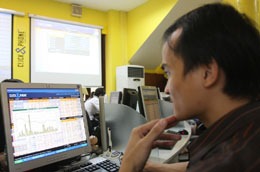 Khách hàng giao dịch tại Click&Phone.