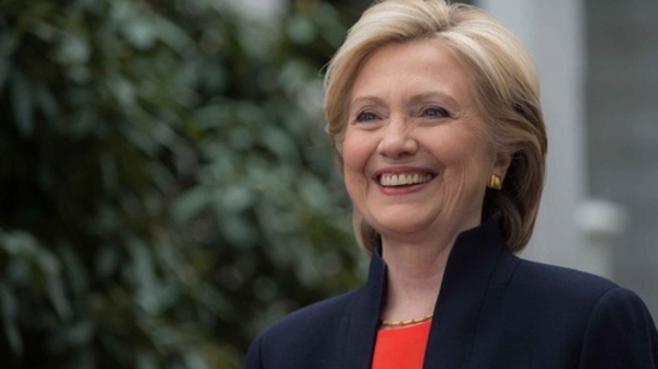 Chứng khoán Mỹ tăng vọt nhờ tin bà Clinton thoát bê bối