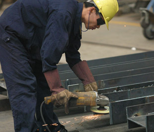 Sản xuất công nghiệp của khu vực doanh nghiệp nhà nước giảm mạnh nhất, trong đó doanh nghiệp địa phương còn giảm mạnh hơn doanh nghiệp trung ương.