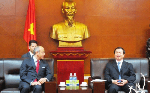 Bộ trưởng Bộ Công Thương Vũ Huy Hoàng và Chủ tịch Coca Cola International, ông Ahmet Bozer.<br>