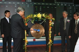 Lãnh đạo Cotana đánh cồng khai trương giao dịch cổ phiếu CSC.