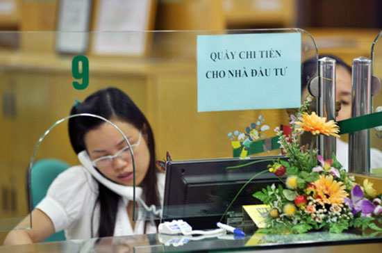 Tại các đại hội đồng cổ đông 2012, hàng vạn cổ đông của các công ty thua lỗ phải ngậm ngùi biểu quyết thông qua tỷ lệ chi trả cổ tức năm 2011 là 0% hoặc chỉ có 3-5%.