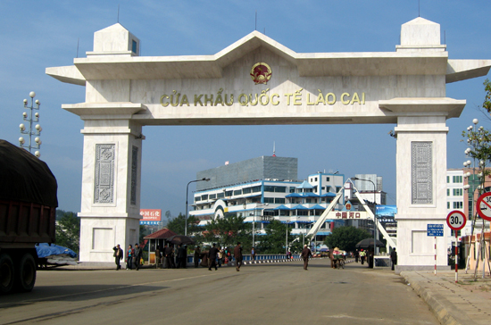 Cửa khẩu quốc tế Lào Cai. Tỉnh này vẫn giữ được vị trí trong top 10 PCI 2010. 