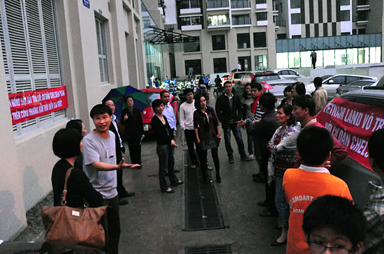 Các cư dân tại chung cư Chelsea Park tập trung phản đối và tố cáo các sai phạm của chủ đầu tư.