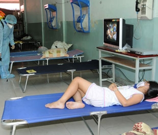 Theo khuyến cáo đối với trẻ nhỏ, khi có các biểu hiện như: sốt, khó thở và thở nhanh; da tự nhiên xám lại... cần khẩn trương đưa tới bệnh viện khám và điều trị để tránh các trường hợp đáng tiếc có thể xảy ra- Ảnh minh hoạ.