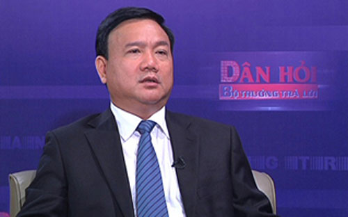 Trong chương trình “Dân hỏi - Bộ trưởng trả lời” ngày 17/3, Bộ trưởng Bộ Giao thông vận tải Đinh La Thăng đã trả lời nhiều câu hỏi liên quan đến tình hình tai nạn giao thông trong những tháng đầu năm, phí bảo trì đường bộ… - <i>Nguồn: VTV, VGP.</i>