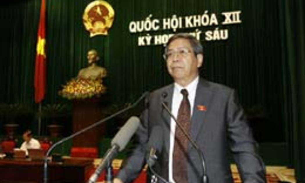 Chủ nhiệm Ủy ban Khoa học, Công nghệ và Môi trường Đặng Vũ Minh trình bày báo cáo thẩm tra dự án Thủy điện Lai Châu - Ảnh: TTXVN.
