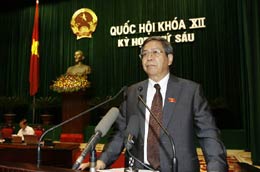 Chủ nhiệm Ủy ban Khoa học, Công nghệ và Môi trường Đặng Vũ Minh trình bày báo cáo thẩm tra dự án Thủy điện Lai Châu - Ảnh: TTXVN.