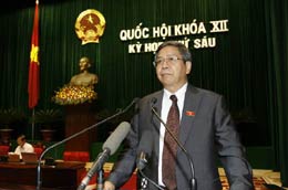 Chủ nhiệm Ủy ban Khoa học, Công nghệ và Môi trường Đặng Vũ Minh trình bày báo cáo thẩm dự án Luật An toàn thực phẩm.